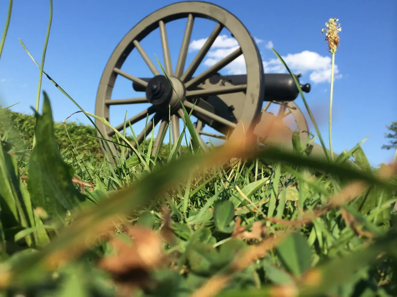 A cannon overlooking the Gettysburg battlefield